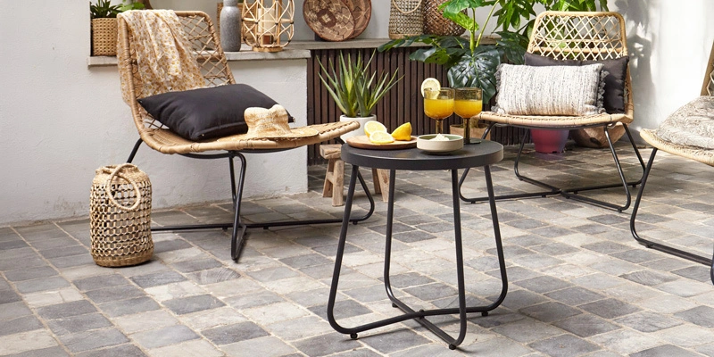 Salon de jardin en résine tressée avec canapé, fauteuils et table basse